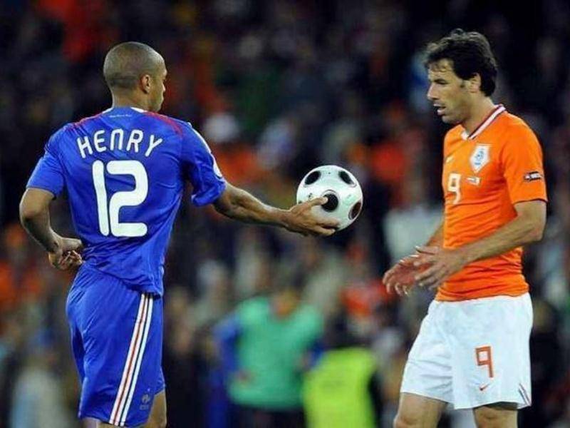 先跟C罗水火不容,后与大罗关系微妙,欧冠金靴受困于人际关系